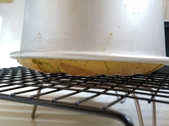 step6: 除即倒扣放涼30至45分鐘， 以令整體蛋糕不至下沉、 將涼透好之蛋糕輕輕用刀界上，便可將戚風蛋糕模 與蛋糕分離