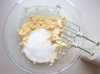 step7: 將奶油放在攪拌盆裡,以攪拌器攪拌成乳霜狀後,再將砂糖倒入混合均勻。
