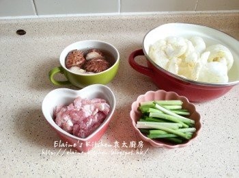 step1: 沙爆魚肚浸水30分鐘 , 冬菇浸4小時至軟身後去蒂切半 , 梅頭瘦肉切粒後剁成肉餅狀 , 再加入少許鹽拌勻撻數十下備用 , 蔥切段