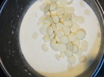 step7: － 將白巧克力加入熱淡忌廉拌至完全溶化