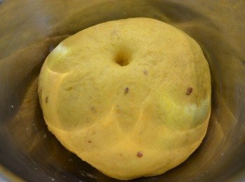 step8: 8. 麵團膨脹到原本的1.5-2倍時，用手指插入麵團中，如果沒有變化就表示發酵完成。