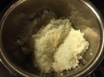 step1: 煮好一碗白飯的份量, 加入鹽和麻油攪勻