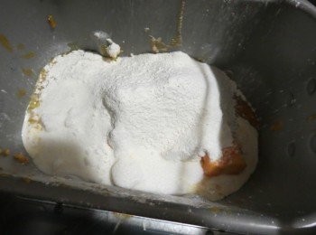 step3: 將材料依材料表由上而下的順序放 入麵包容器。