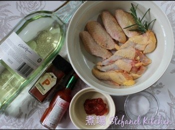 step1: 準備各樣材料，洗淨<a href="https://bit.ly/3zHU5V3" target="_blank" data-keyword="雞翼" class="guide-link"><strong>雞翼</strong></a> <span style="display:inline-block;vertical-align:middle;margin-top:-3px;color:initial;border-radius:3px;padding:2px 3px;font-size:12px;line-height:14px;background:#87d300;color:#fff;">即買</span> 抹乾水份，切碎新鮮迷迭香或用乾的迷迭香