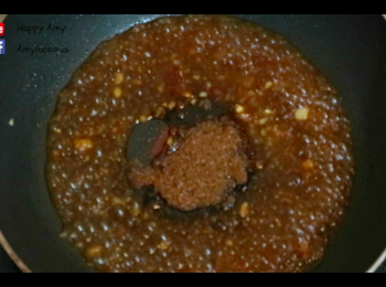 step6: 小加熱鑊，倒入油，爆香蒜蓉，加入水、韓式辣醬和糖，拌勻。