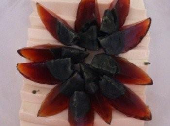 step3: 取出鍋下一小匙食油爆香蒜蓉蔥頭，加入1匙耗油，鹽少許，食水2匙待煮滾后下蔥粒，盛起淋在排好的皮蛋豆腐上即可。