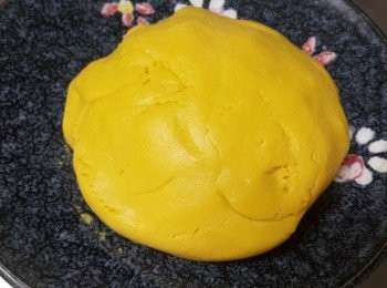 step2: 因為蒸熟的南瓜已經有水分所以不用再加水~直接加入糯米粉揉成團即可