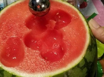 step1: 益力多先放冰箱雪到變冰。
西瓜刮出西瓜肉，雪凍。
