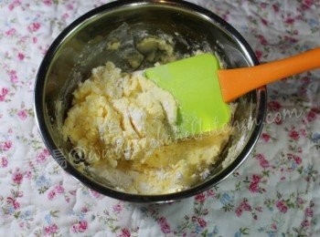 step1: 準備一個碗放入室溫牛油及糖霜拌勻直至平滑，然後加入一半蛋白用手動打蛋器攪拌