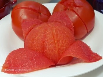 step2: 一早煲起的白粥底 , 再加入原隻去皮蕃茄 及 排骨 (排骨先調好味道)