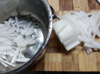 step6: 蘿蔔刨皮洗淨後,一半蘿蔔切幼條(作用是令到有咬口口感)