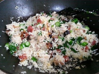 step10: 最後加入之前炒好的飯 , 芥蘭菜 , 加少許鹽及魚露調味拌勻即可