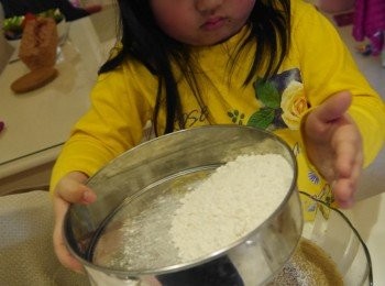 step4: 篩入麵粉拌勻。
