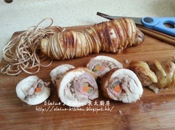 step12: 最後將雞卷放涼後剪去棉繩再切件放上碟 , <span class="group_3">調味料</span>再煮滾後淋上雞卷上即可