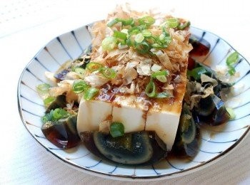 step3: 放上柴魚片,淋上醬油膏,撒上蔥花即完成。