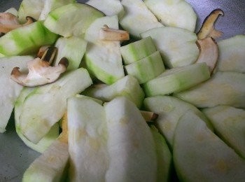 step2: 先下香菇絲炒一下再放絲瓜~轉最小火讓他悶出水來~中間要一翻一下~才不會燒焦~