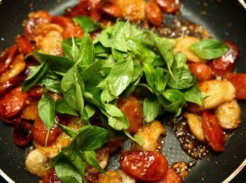 step8: 最後起鍋前放入九層塔並炒出香氣就完成了。黑橋牌辣味香腸本身就有很棒的香氣，所以利用香腸煸出來的油脂和辣香剛好都被米腸給吸收了，再沾裹上蒜末醬油膏炒出來的醬汁，鹹甜香辣，真的讓人一口接一口。