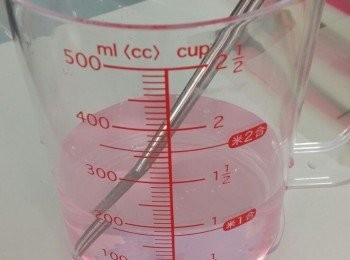 step2: 200cc水加入紅色色素拌勻。