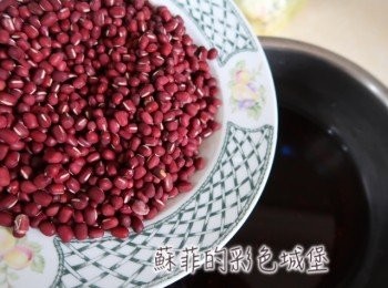 step3: 將紫米洗淨，倒入冷凍好的紅豆，總共倒約9杯的水於鍋中（紫米＊3倍，紅豆＊3倍）。喜歡湯汁多一些的，加入的水可以用這個比例：紫米＊4倍，紅豆＊4倍。