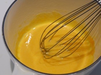 step2: 蛋黃與糖打發至淡黃色,
然後加入低粉拌勻,