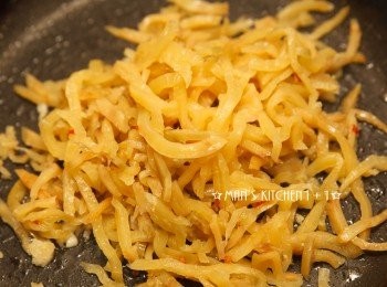 step3: 接著用同一油鍋，先爆香蒜末後將榨菜絲下鍋炒出香氣。