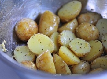 step4: 加入小馬鈴薯進碗內，拌勻。