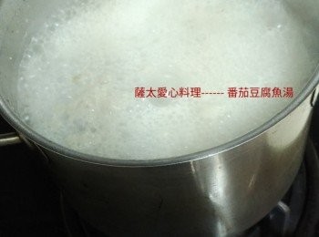 step2: 倒入滾水,加入薑，陳皮大火煲15分鐘。至湯轉奶白色。