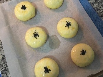 step15: 烤箱預熱到170度, 在麵糰上均勻抹上全蛋液,並灑上黑芝麻,入烤箱烤10分鐘後取出烤盤並調頭,再烤8-10分鐘到表面上色即可.