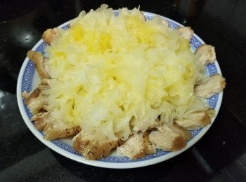 step6: 雪耳，去除底部中間位置，爆香蒜頭，乾蔥用雞湯加約200ml水 共約400ml，煮20分鐘再擺放豬踭上