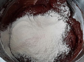 step7: 再篩入麵粉拌勻