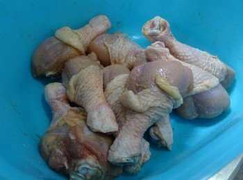 step2: 用四季鹽焗雞粉撈勻, 醃5小時, 醃好的雞脾加入小許生油撈勻，