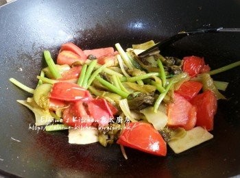 step5: 將咸菜落鑊炒香後盛起 , 原鑊加入油爆香薑片 , 芹菜 , 再加入蕃茄及咸菜炒香