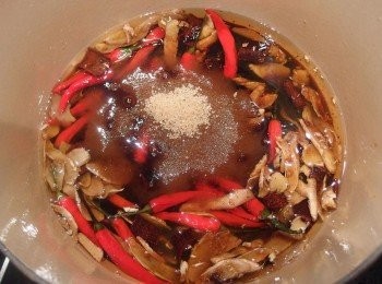 step5: 加入醬油及糖煮至溶化,放入八角及桂皮和甘草。喜歡辣椒完整的外型,可先將一部份的辣椒起鍋備用。