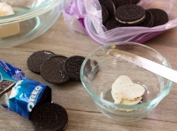 step1: 忌廉芝士置室溫放軟。另外，1 筒Oreo內有 15 塊，打開其中 10 塊，用小刀刮走白色餡料棄掉。