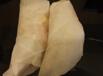 step2: 用烘焙紙包好雞脾，用200度爐温焗45分鐘。