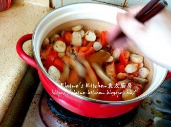 step5: 再放入蝦頭爆香至轉色及有香味 , 逐一加入蕃茄 , 草菇片及冬陰功醬拌勻炒數分鐘