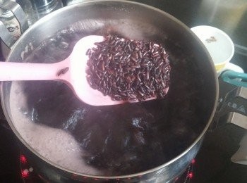 step2: 先煲滾3000ml水，再加入黑糯米
Keep住大火煲滾，打開蓋煲5分鐘，可間中攪拌下以免痴底
