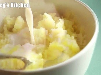 step2: 加入少許鹽, 糊椒粉及鮮奶, 拌成幼滑薯蓉