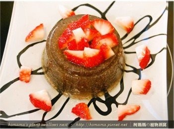 step3: 隨後在黑木耳健康凍的上層與四周，放入已切成塊狀的新鮮草莓。