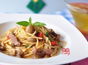 step4: 擺盤後灑些洋香菜葉點綴，有別於香濃醬汁的義麵，偶而換一下不同口味，清爽帶些辣味菇香料理，享受一下吧!