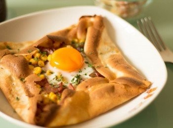 step8: 摺起四邊，放入已預熱180°C之焗爐焗大約十二分鐘，直至蛋白變白而蛋黃未全熟。加上香芹碎作裝飾