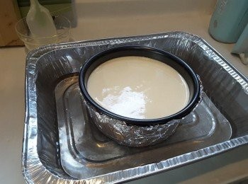 step8: 蛋糕糊提高15cm倒入模具中（可消大泡），用活底模較易脱模，但必須用錫紙包裹好免入水。