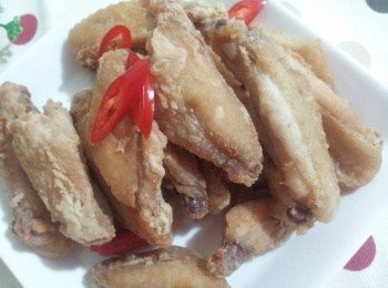 step7: 取平底鍋 , 加入1杯油燒熱 , 以半煎炸的方式把雞翅炸至熟透香酥即可