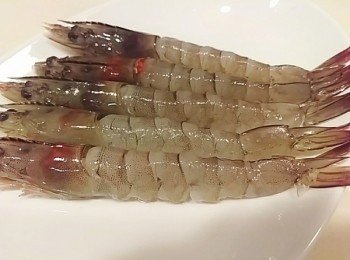 step1: 先將蝦子用牙籤挑出腸泥 再將蝦身去殼後在蝦身下腹部輕輕劃上四刀後將蝦身拉直 經過這步驟 蝦子就不會因蒸煮後而彎曲