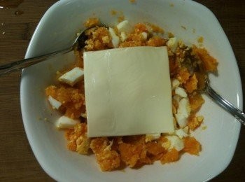 step5: 放入起士片，用湯匙切碎，攪拌均勻，地瓜泥蛋沙拉就完成了。