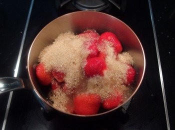 step3: 2小時之後...利用糖及檸檬汁可讓草莓有糖漬之功效,釋放出水果裡天然的果膠。開始用小火熬煮...