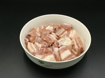 step1: 腩排洗淨抹乾；  切成2吋長件狀；用<span class="group_2">醃料</span>醃1至2小時