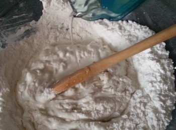 step3: 再將另一半250ml水慢慢加份所有材料中,攪拌成粉漿(如開粉時太傑身不用怕,只要慢慢加埋暖糖水就會開成粉漿)