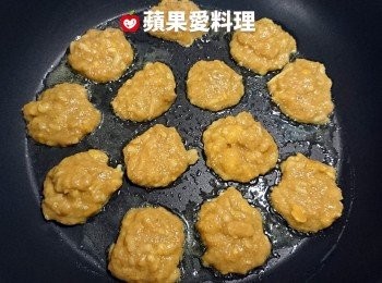 step5: 取出平底鍋，放入少許橄欖油和奶油，開小火。奶油融化後，用湯匙舀【香蕉糊】放上平底鍋（一湯匙的量做一塊餅）。