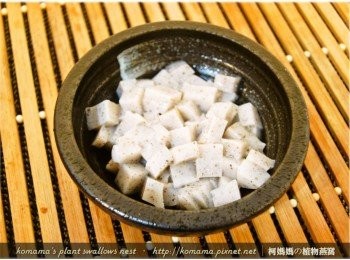 step2: 將黑木耳鮮奶凍自容器中取出，並分切成丁狀後備用。